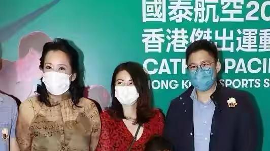 郭晶晶|霍启刚带郭晶晶参加高端晚宴！红色上衣似服务员，眼神露出不自信