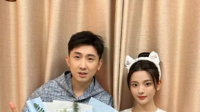 紫金陈|《家有姐妹》杀青，杨超越与剧组人员合影，接地气