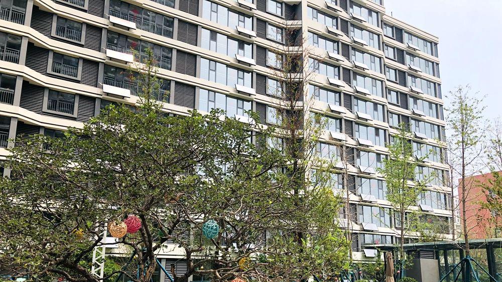 临沂某楼盘地库精装修挂字画引人羡慕，网友：别人家的停车位