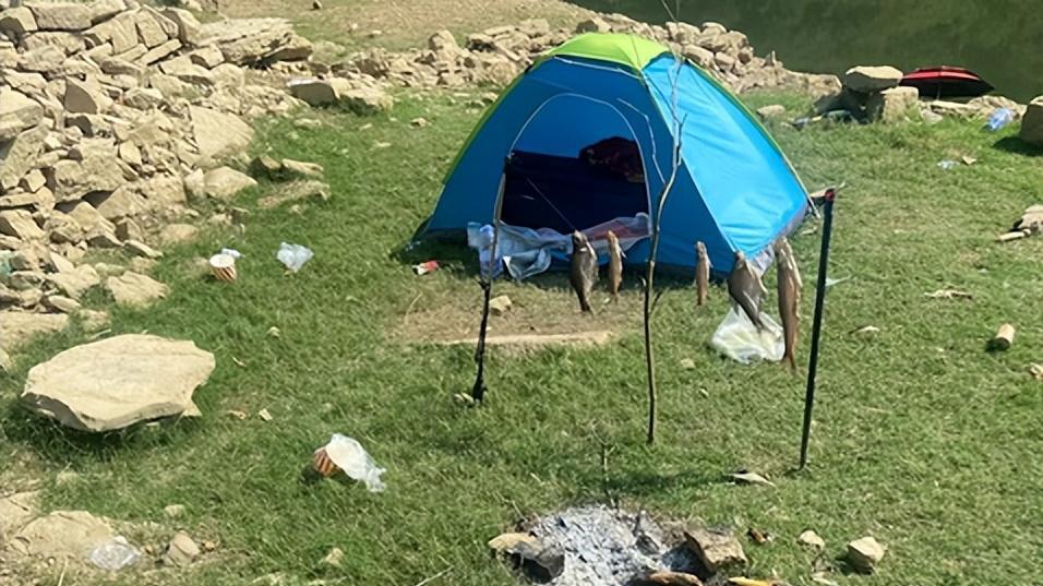 荒野求生|外出钓鱼上演“荒野求生”，20天后仨小伙儿带着许多小鱼干回家