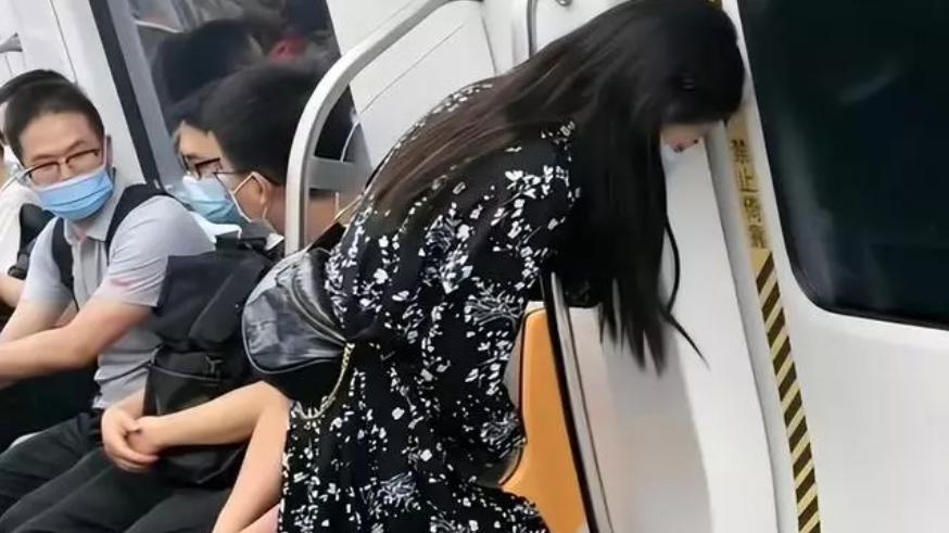 女子在地铁上内急，在一旁直跺脚，路人为她打气：坚持2分钟