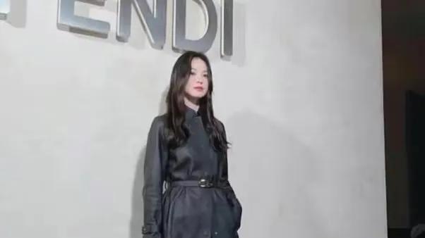 宋慧乔 宋慧乔李敏镐同框看秀！乔妹长发黑丝没精神头，面目愁容老太多