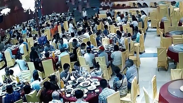 重庆升学宴变悲剧，被告7人抗议“我无罪”，男人的死谁来负责？