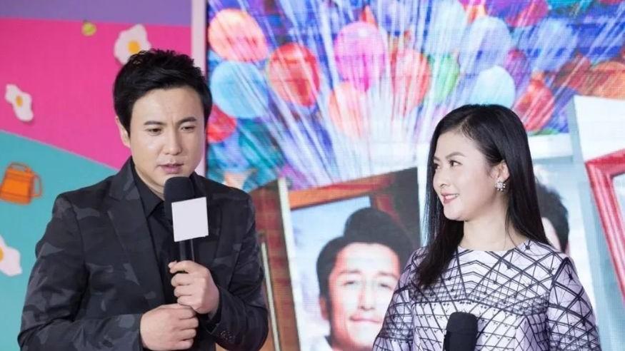 王琦|沈腾被曝离婚后，王琦抱着儿子出门被拍，小腹隆起疑似怀上二胎