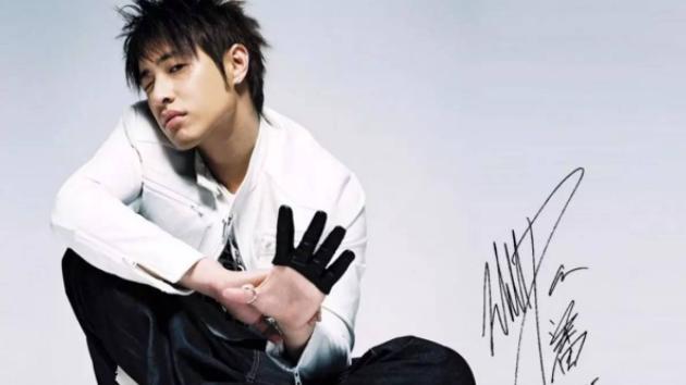 潘玮柏|开玩笑地说，明明潘玮柏可以靠脸和翻唱吃饭，非要走上创作的道路