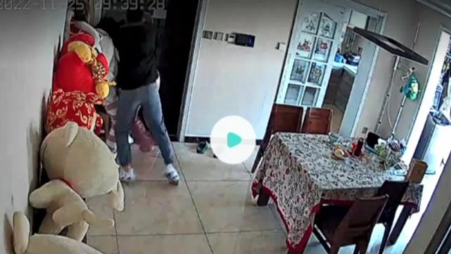 陕西西安，一对年轻夫妇觉得楼上产生噪音影响自己生活，便强行打开楼上住户的房门、进入