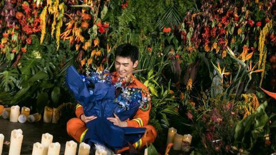 杨洋|杨洋《人间烟火》杀青大吉！近照曝光逆生长，网友：今年是什么年