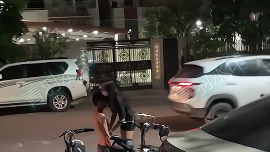广东一男子街头给女友下跪，网友：太卑微了，可以认错，不可以跪！