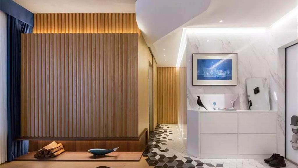 64平将原木色客厅当休闲区使用，这个小户型居然大范围使用护墙板