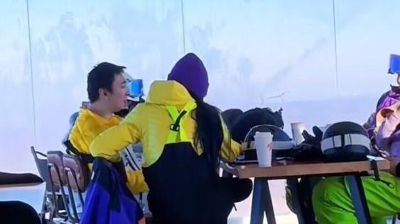 王思聪|王思聪长白山滑雪被偶遇，身边跟着多位女生，近照发福看不到下巴