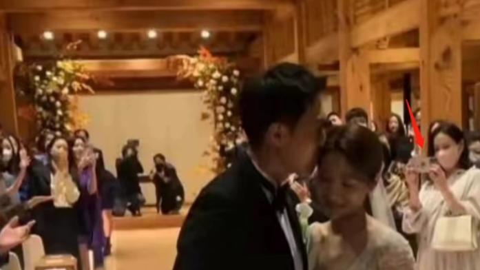 孙艺珍|孙艺珍孕晚期参加婚礼，腰粗如桶颜值未损抢风头，好事近未见玄彬