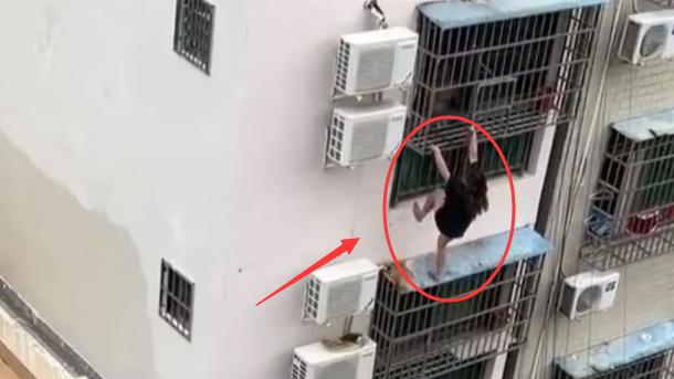 揪心！女子徒手爬窗不慎踩空坠楼，现场曝光