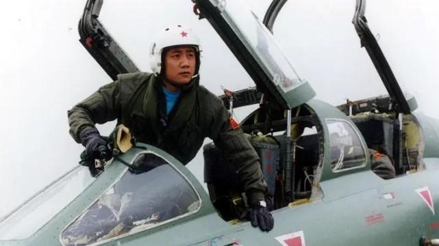 冲天飞豹|《长空之王》宣传照：胡军竟然摆出23年前《冲天飞豹》同款姿势