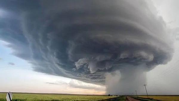 西班牙雷暴天出现UFO，在空中盘旋太震撼