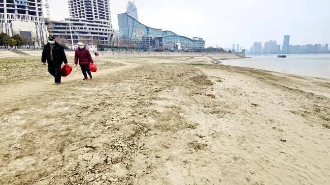 长江水位下降后，惊现整齐壮观的“石头阵”，是什么时候摆放的？