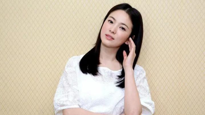 宋慧乔|宋慧乔晒齐刘海造型，抱着小狗闭眼微笑，和宋仲基离婚后仍单身