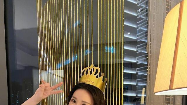 柳岩|42岁柳岩喜迎春天！与男子逛超市压马路超亲密，该男子艳福真不浅