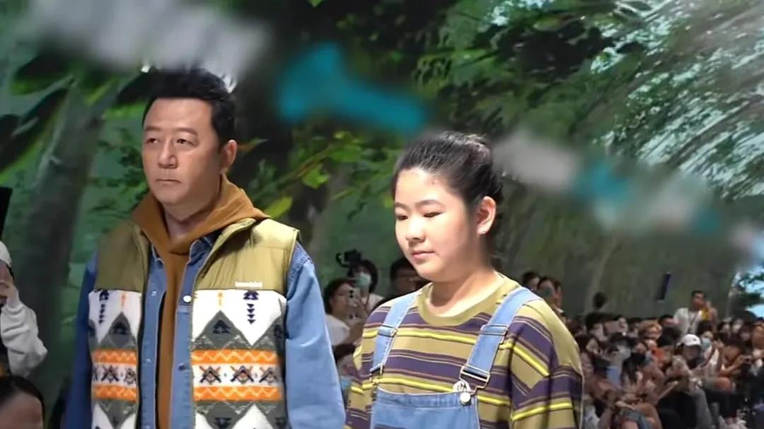 郭涛|郭涛女儿，11岁身高一米八，勇敢当模特秀出自信。