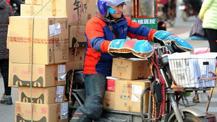 杭州快递小哥撞死一老太，“自导自演”救人戏码，家属索赔1092万