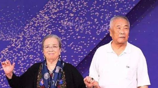 李明启|86岁李明启街头做核酸，脚穿布鞋站姿笔挺引围观，亲切合照没架子