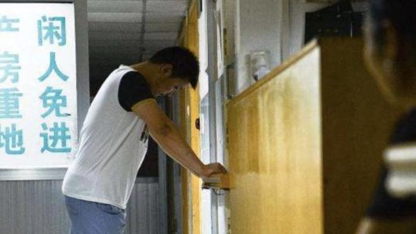 49岁高龄产妇拼二胎，刚生下双胞胎，丈夫却与25岁儿子打了起来