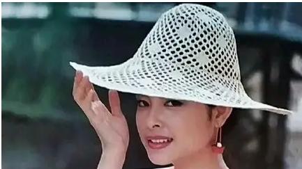 李小燕|李小燕凭借美貌出圈，相亲丈夫不敢直视，婚后尽显好男人风范