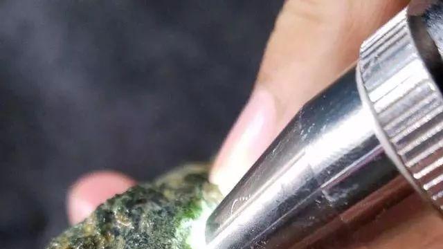 翡翠|8千元买的翡翠赌石，一刀切开价格瞬间暴涨百倍