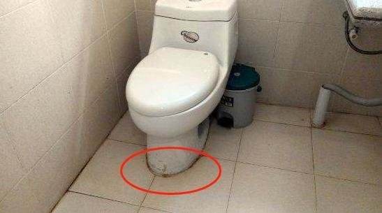 马桶底座“发霉发黑”？不用换玻璃胶！教你这么做，霉斑自动消失