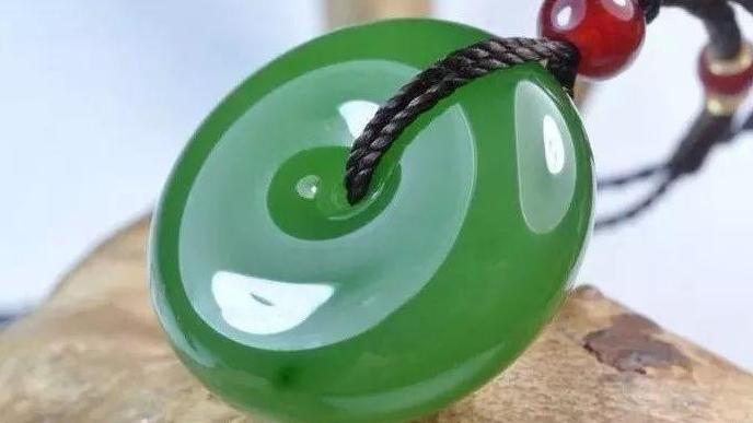 寺庙|长得虽然像翡翠，但是价格却天差地别，翡翠的造假真是防不胜防