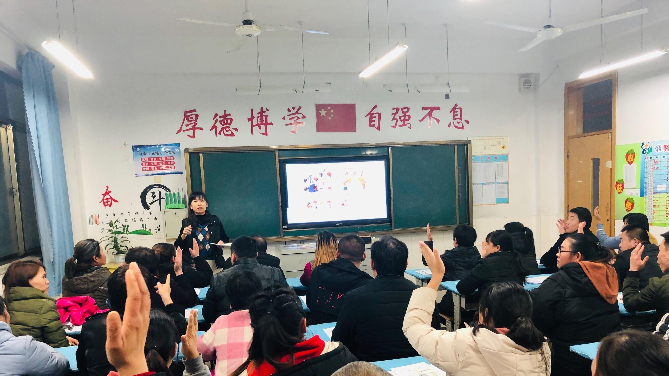 纪实: 漂亮女子参加家长会, 被旁人认出是风尘女, 直言: 怪不得眼熟