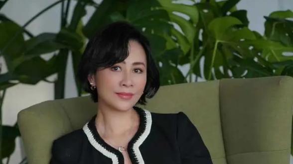 刘嘉玲|束身衣搭配渔网连衣裙，刘嘉玲打破二次元，网友：少见多怪！