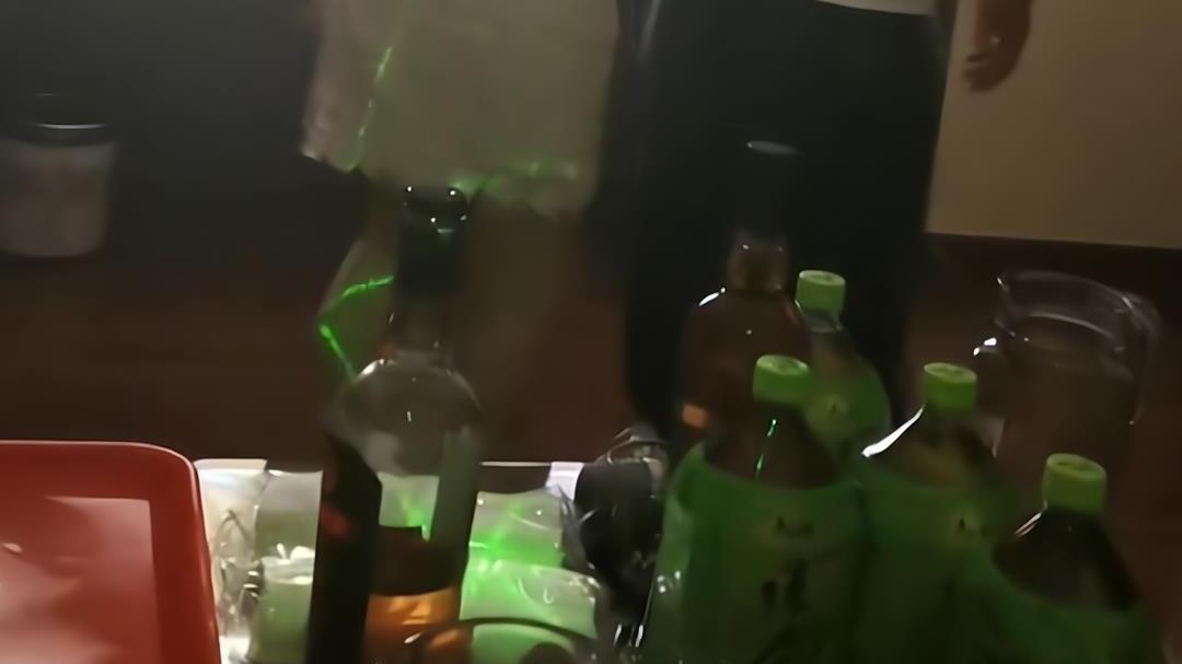 同学聚会，一男子与女子喝完酒后手舞足蹈，其他人还拍照起哄