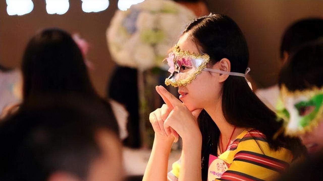 是相亲还是吃大户？女子相亲带5人狂点菜，男方不肯买单被骂小气