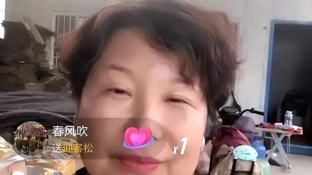 直播带货|远离纷争？熊磊与美女搭档再度开直播带货，默契配合下人气回升