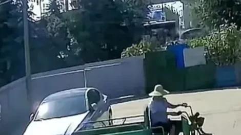 老爸骑三轮车撞上女儿新车，女儿欲哭无泪，老爸：咱俩各修各的