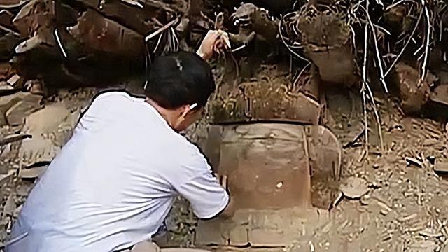 1985年湖南惊现一古墓，墓中女尸舌头吐在外面，还有两张广告传单