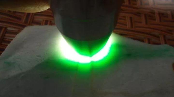 翡翠|800地摊买的翡翠原石，幻想的帝王绿破灭，却惹的全场哄堂大笑！