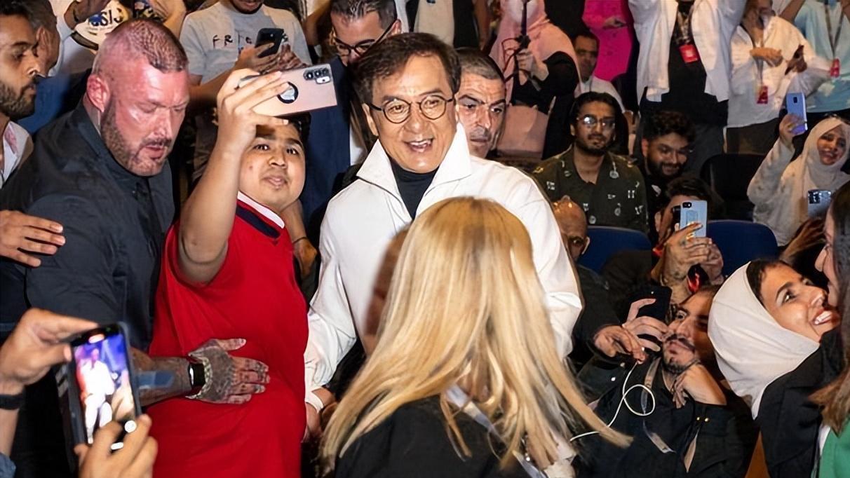 成龙|68岁成龙入行60年，要拍《尖峰时刻4》，被美女演员不断灌酒