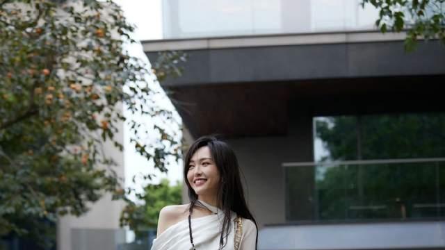 唐嫣|工作室晒出写真照，唐嫣一袭白裙亮相，大美娇妻