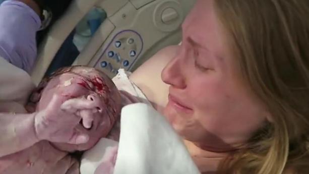 与自然界中的动物相比，为什么人类女性生孩子如此困难？