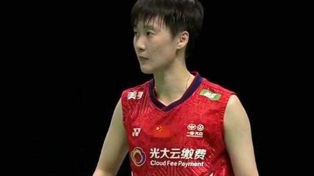 陈雨菲|拼到倒地，国羽一姐2-0完胜东道主一单，中国队1-0冲击决赛