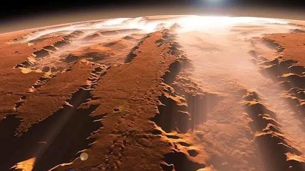 科学家发现火星神秘巨洞，两年开启一次，或解开液态水消失之谜