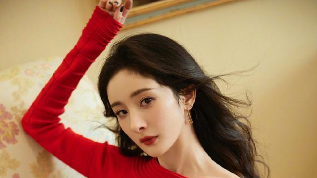 杨幂|杨幂身着热辣红裙大秀纤细长腿！肤白貌美性感撩人