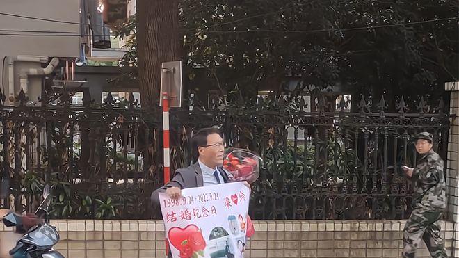 浙江男子连续3年街头高歌表白老婆，邻居：他有3套房，有钱又有闲