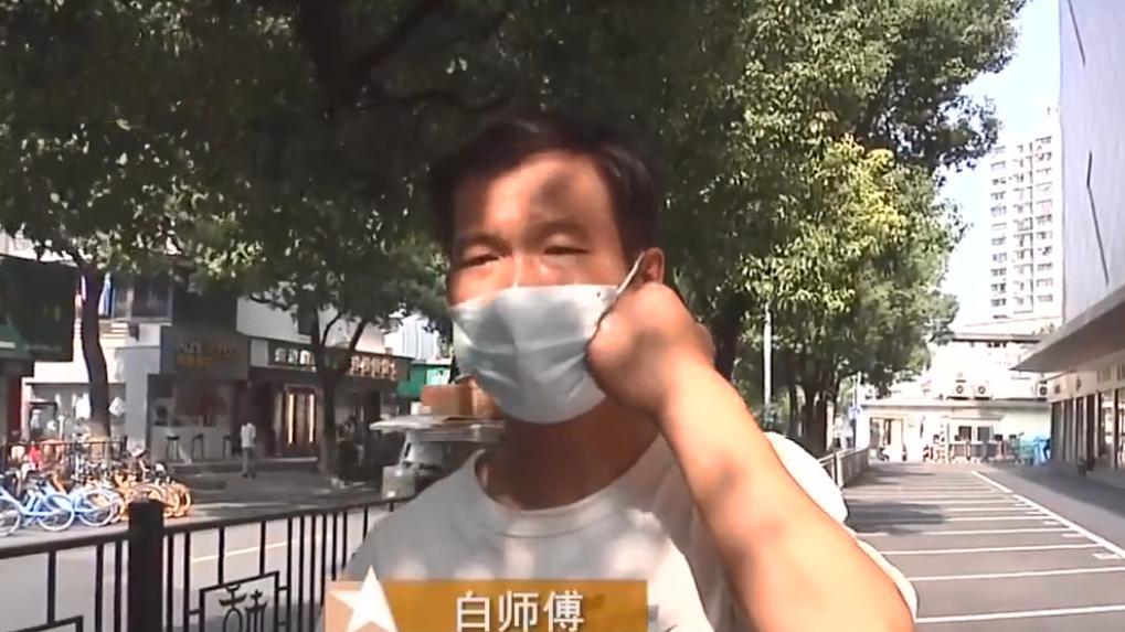 一辆车占2个车位？浙江一收费员去劝阻后，被司机打一拳躺在地上