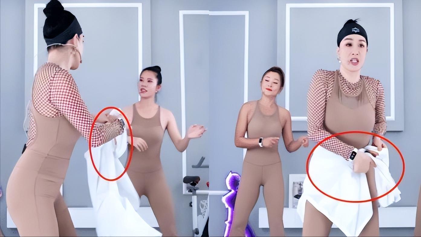 钟丽缇|钟丽缇直播秀身材，穿裸色跳操被嘲，工作人员递衣服救场！
