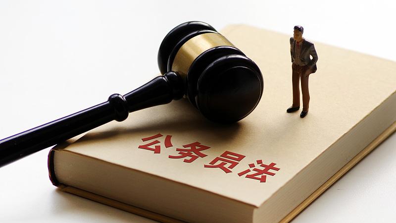 玫瑰之战|我考了老师，女朋友看不起这个职业，我96年的，我该怎么办？