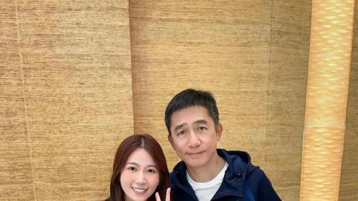 梁朝伟|感情生变？梁朝伟日本与性感女合影，刘嘉玲在家庆生亲吻男子脸颊