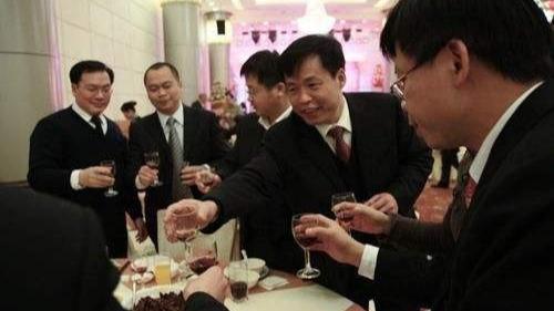 |如果一个人敬酒的时候一圈人都敬过，唯独不敬你，你会怎么办