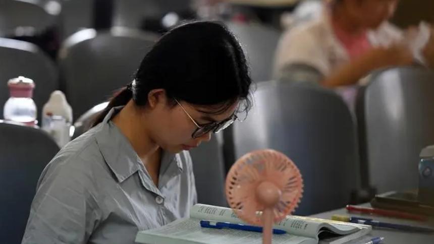 大学生|韦东奕的《个人简历》火了，仅有4行字，看似简单却“不平凡”